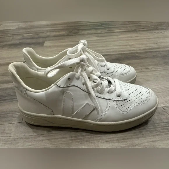 Veja V-10 All White Colorway Casual Sneakers Size 9 - Picture 2 of 6